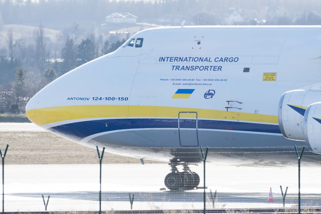 Największy samolot świata Antonow AN-124 przyleciał do Wrocławia.