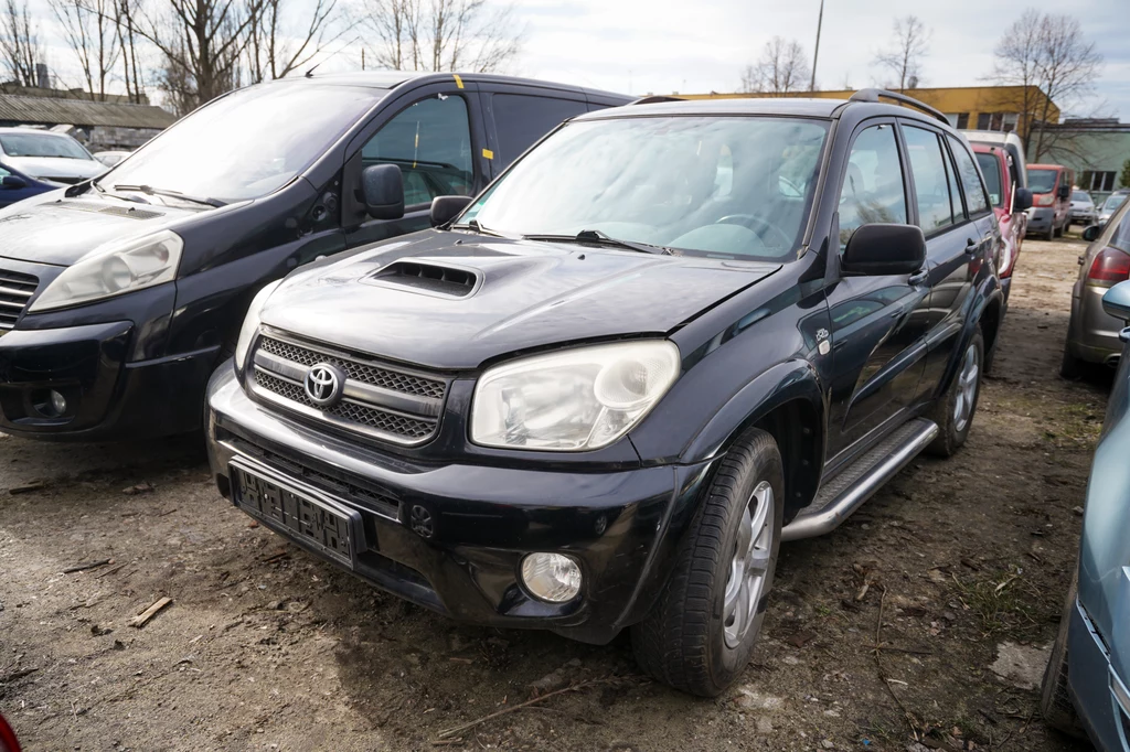 Ta Toyota RAV4 z 2005 roku znalazła nowego właściciela za blisko 14 tys. zł. 