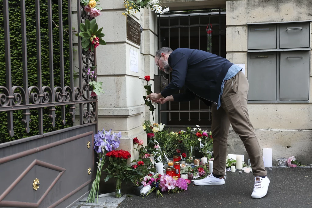 Jeden z fanów umieszcza wiadomość i czerwoną różę przy bramie domu zmarłej piosenkarki