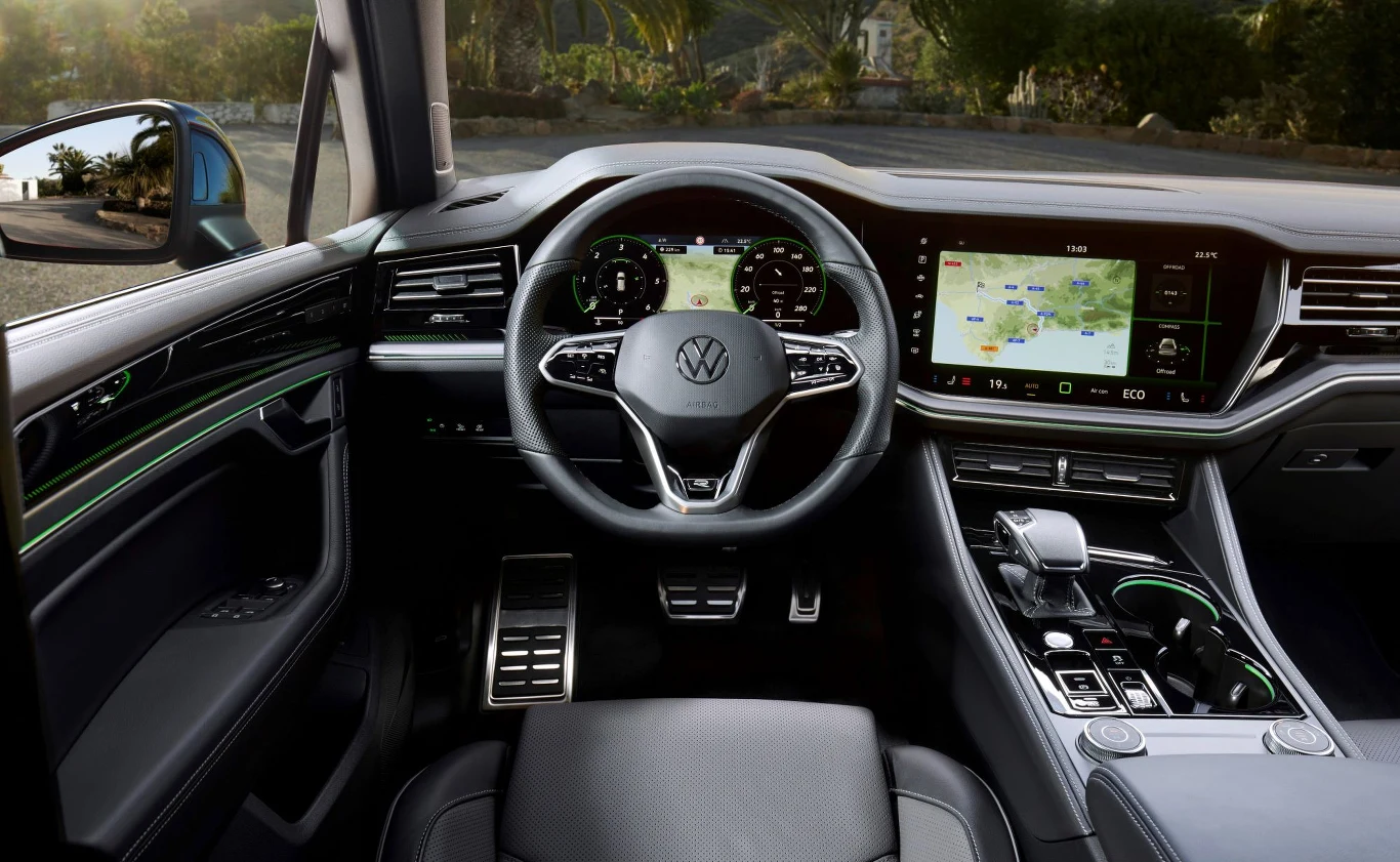 Volkswagen twierdzi, że wpływ na modernizację miały opinie użytkowników modelu przed liftingiem. Przełożyć się to miało np. na bardziej miękkie wykończenie konsoli środkowej.