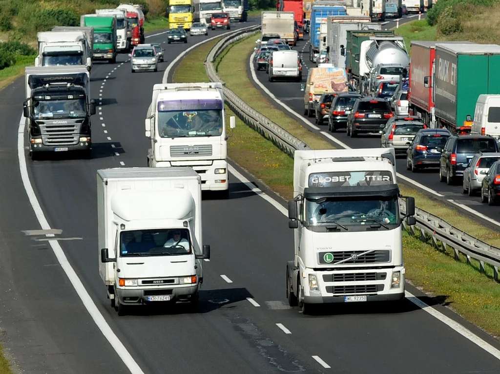 Część nowych przepisów dotycząca zakazu wyprzedzania obejmie też samochody osobowe z przyczepami