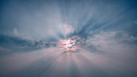 Choć w piątek w niektórych regionach kraju mogą jeszcze pojawić się burze, to w sobotę i niedzielę powinno być spokojniej.