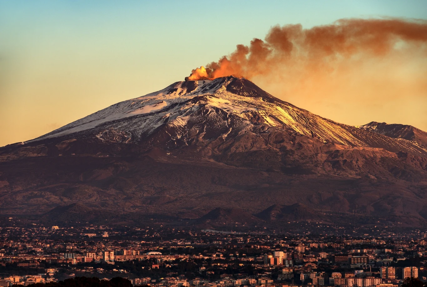 Etna jest najaktywniejszym europejskim wulkanem Etna jest najaktywniejszym europejskim wulkanem