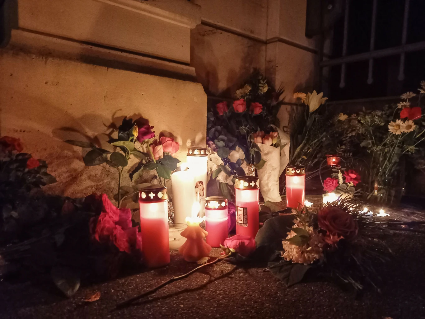 Fani opłakują Tinę Turner przed jej domem w Kuesnacht w Szwajcarii