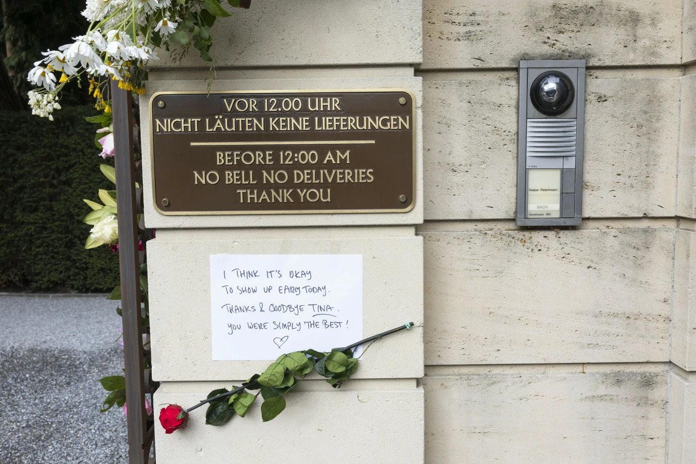 Fani opłakują Tinę Turner przed jej domem w Kuesnacht w Szwajcarii