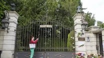 Fani opłakują Tinę Turner przed jej domem w Kuesnacht w Szwajcarii