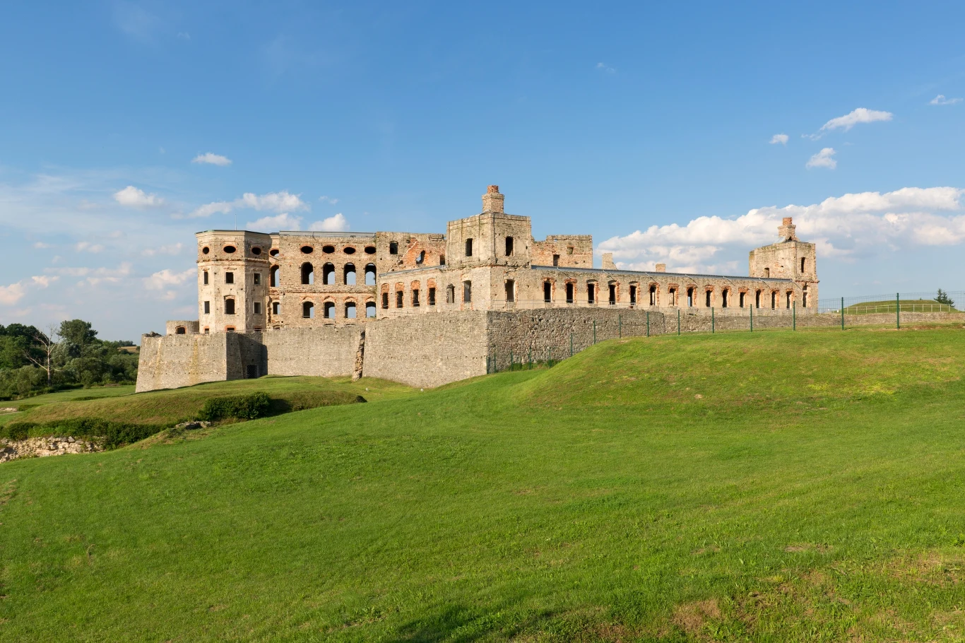 Opuszczone zamki — tajemnicze warownie i ich historie