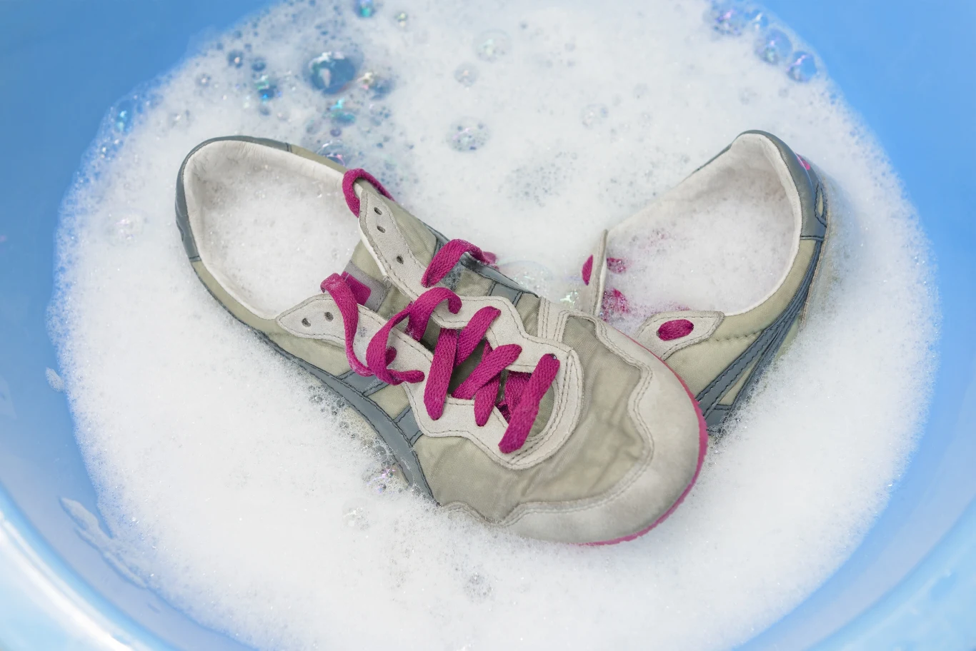 Do pranie butów należy używać delikatnych detergentów, które ich nie uszkodzą