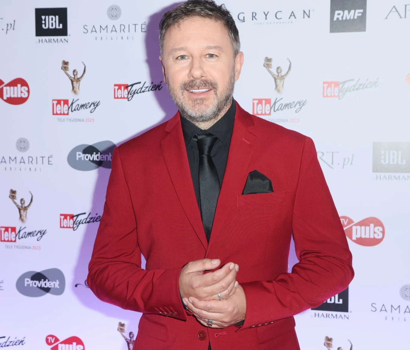 Andrzej Piaseczny dobrał na Telekamery ekstrawagancką stylizację Andrzej Piaseczny dobrał na Telekamery ekstrawagancką stylizację