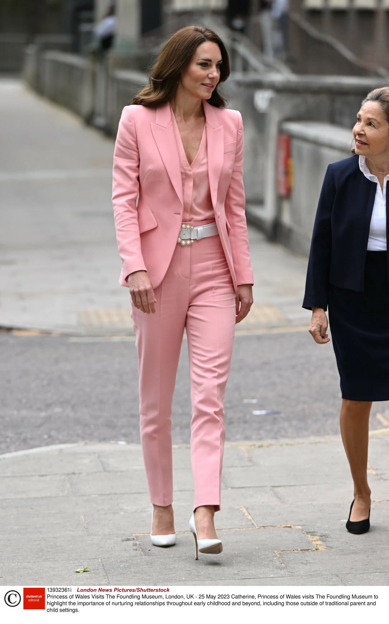 Kate pojawiła się w garniturze w kolorze jasnego różu, który jest dziełem jej ulubionego projektanta, Alexandra McQueena