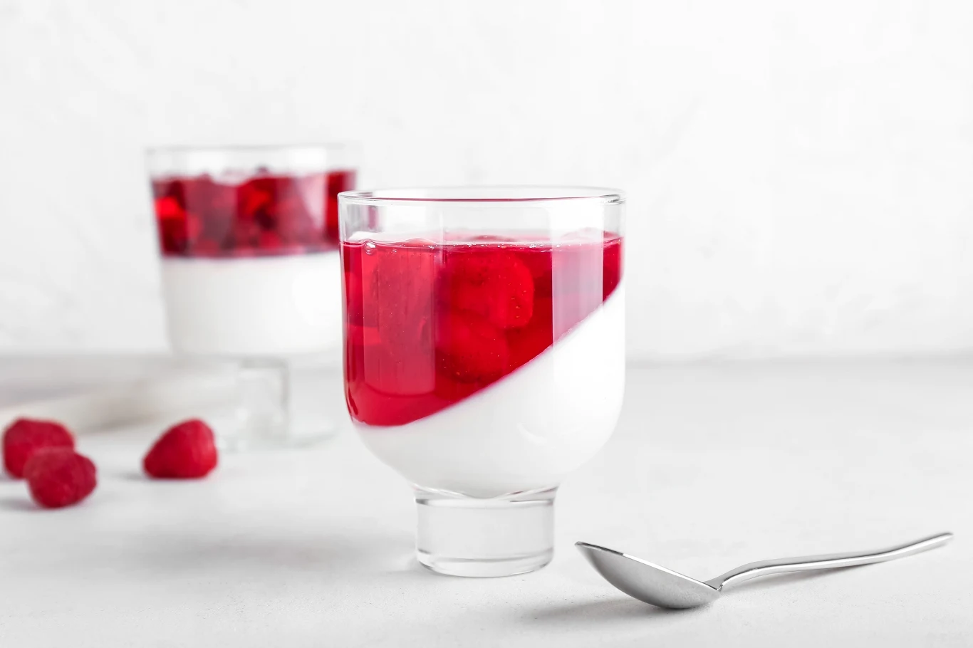 Przepis na delikatne i proste ciasto ptasie mleczko z galaretką Przepis na delikatne i proste ciasto ptasie mleczko z galaretką