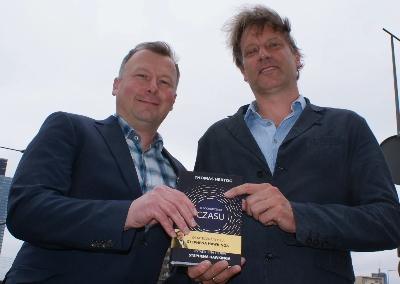 Thomas Hertog (z prawej) i Tomasz Lanczewski, tłumacz książki "O pochodzeniu czasu. Ostateczna teoria Stephena Hawkinga" Thomas Hertog (z prawej) i Tomasz Lanczewski, tłumacz książki "O pochodzeniu czasu. Ostateczna teoria Stephena Hawkinga"