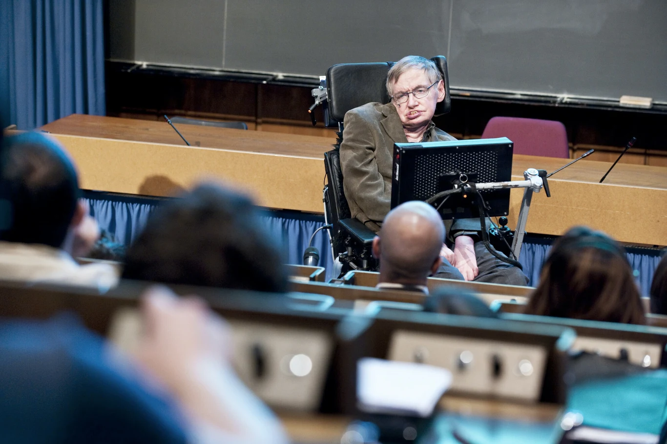 Stephen Hawking (1942-2018), brytyjski fizyk i kosmolog, wykładający w CERN, 2009 rok Stephen Hawking (1942-2018), brytyjski fizyk i kosmolog, wykładający w CERN, 2009 rok
