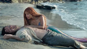 Halle Bailey i Jonah Hauer-King w scenie z filmu "Mała syrenka"