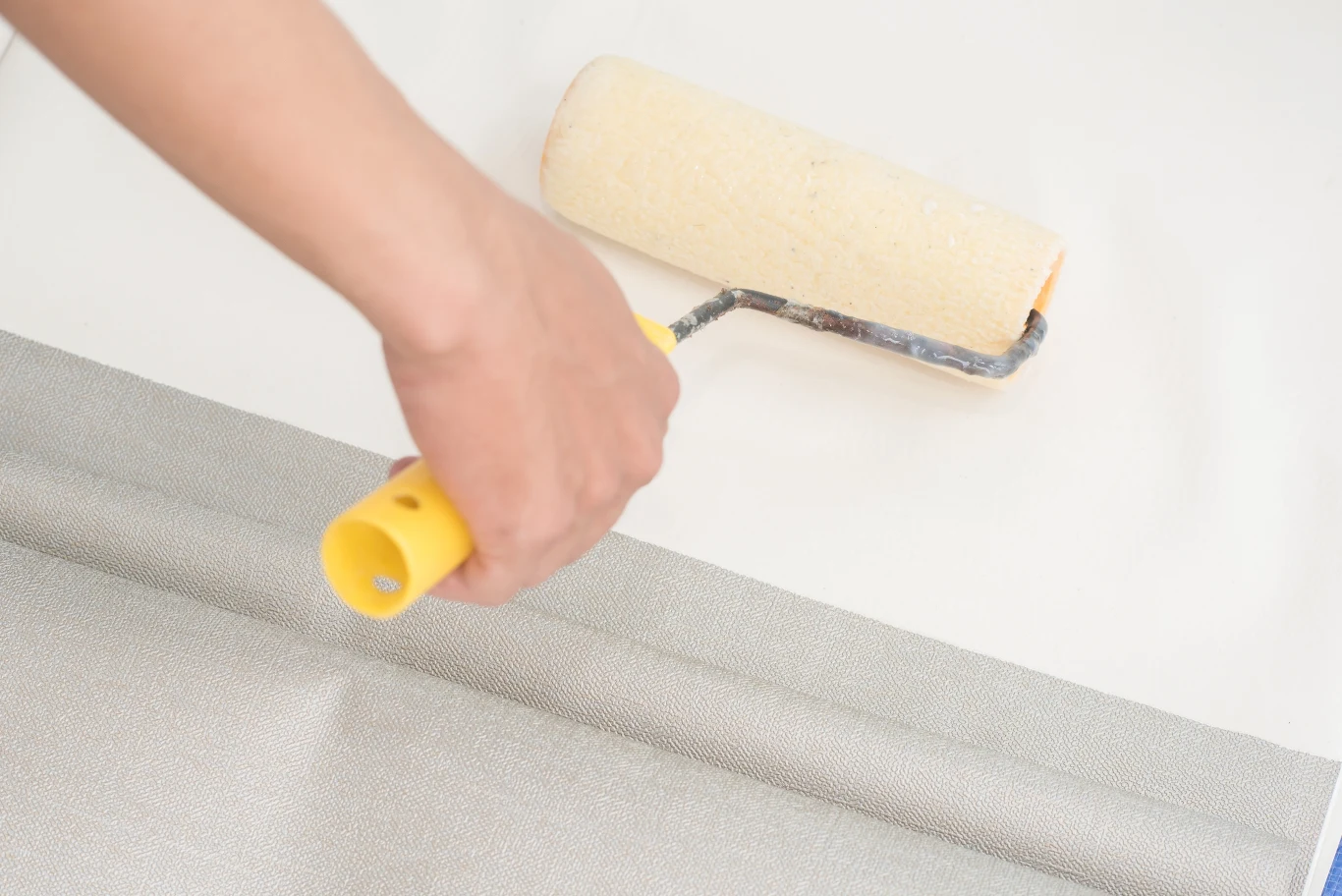 Gruntowanie ściany przed malowaniem będzie dobrym wyborem