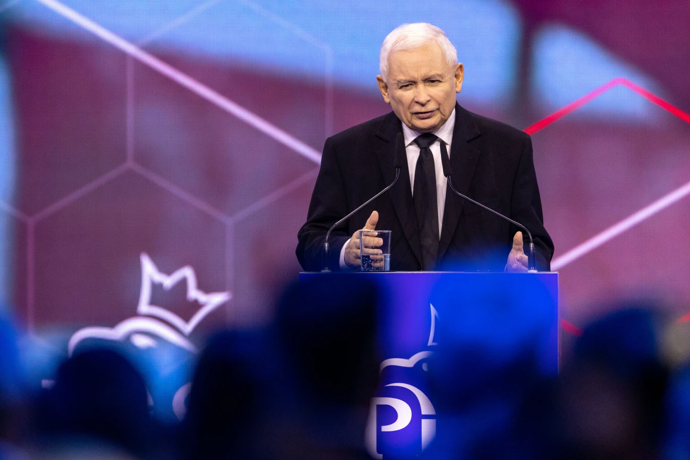 Jarosław Kaczyński podczas konwencji programowej PiS, na której ogłosił pomysł wprowadzenia darmowych autostrad Jarosław Kaczyński podczas konwencji programowej PiS, na której ogłosił pomysł wprowadzenia darmowych autostrad