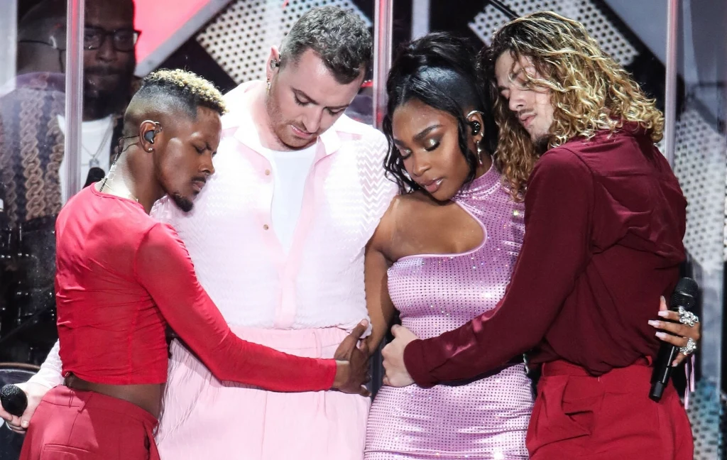 Sam Smith z tancerzami. Sam Smith z tancerzami.