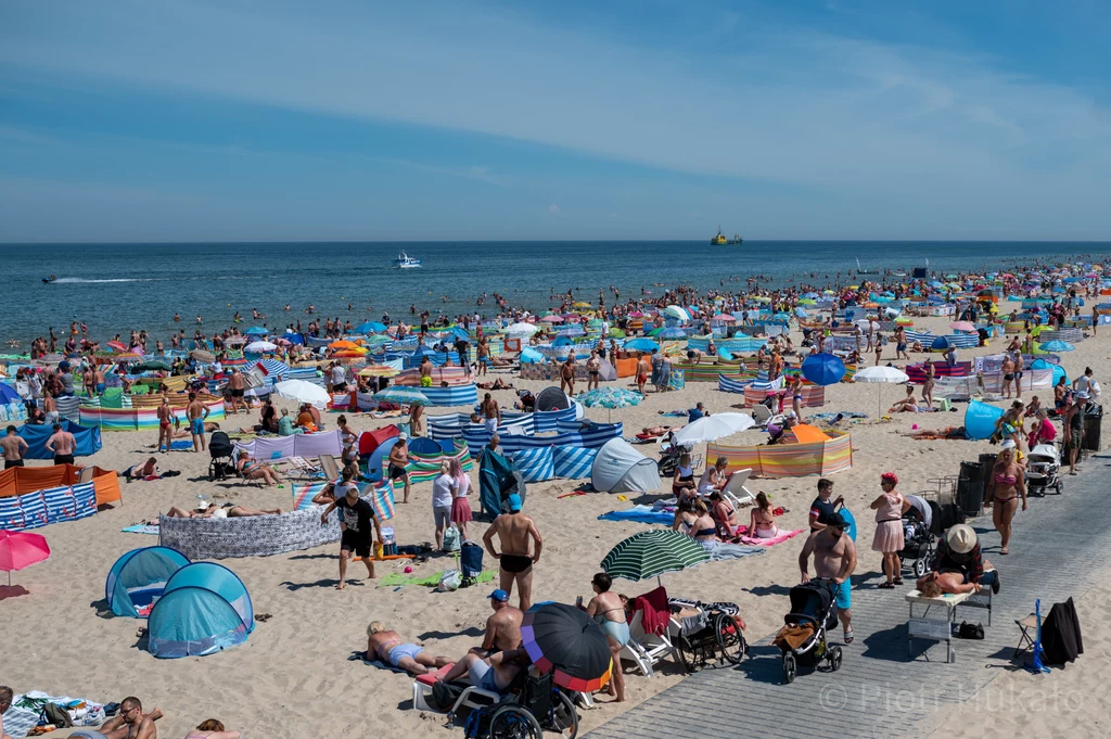 Plaża pełna urlopowiczów we Władysławowie 