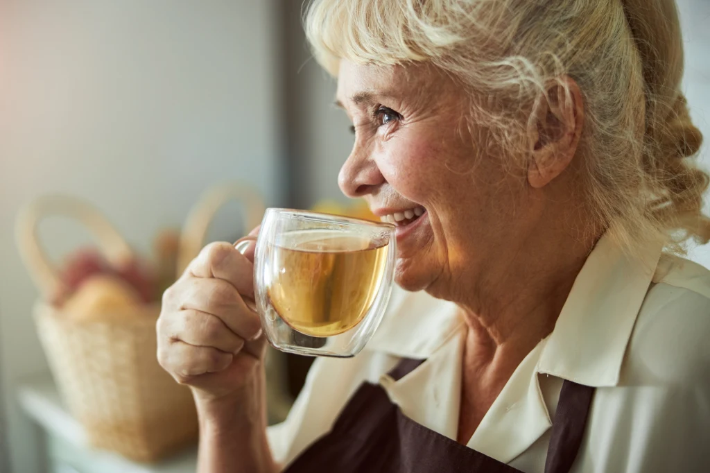 Zielona herbata jest zdrowa, ale pewne połączenia nam nie służą. W pewnych sytuacjach nie powinniśmy też po ten napój sięgać