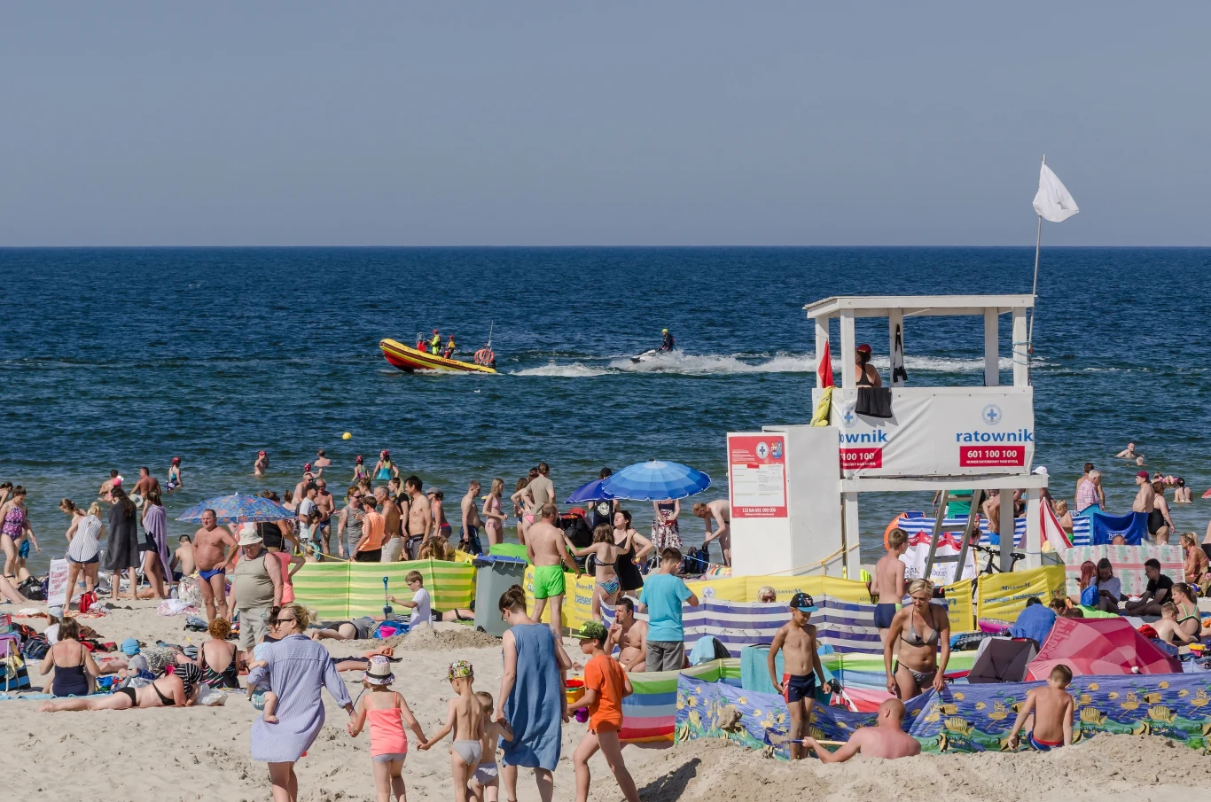 Zatłoczona plaża w Kołobrzegu