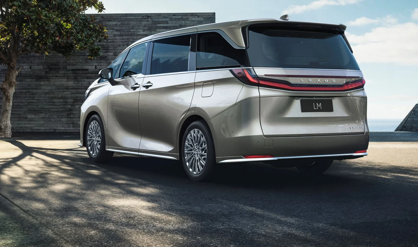 Lexus LM wyposażony jest w napęd hybrydowy generujący 250 KM. Lexus LM wyposażony jest w napęd hybrydowy generujący 250 KM.