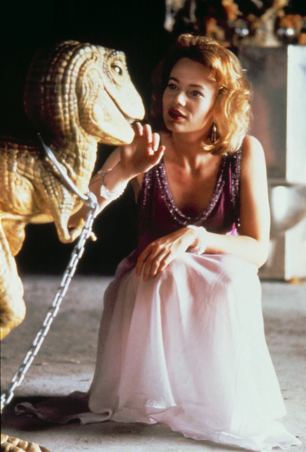 Samantha Mathis w scenie z "Super Mario Bros."