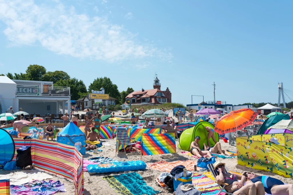 Plaża w Ustce pełna parawanów i parasoli 