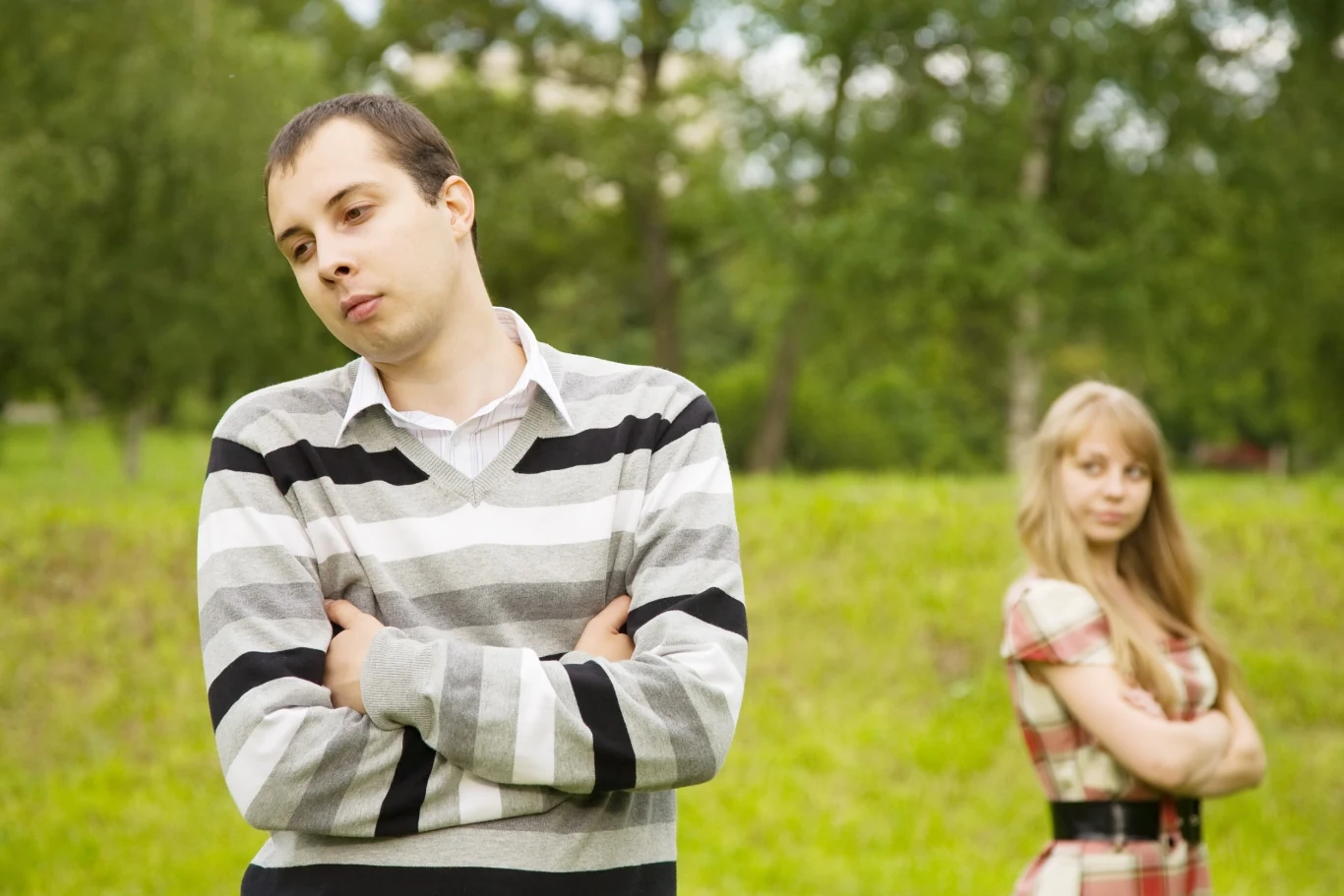 Osoba o niskiej inteligencji emocjonalnej wykazuje obojętność wobec drugiego człowieka