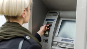 Bankomat wciągnie kartę, ale to nie awaria. Oszuści znaleźli prosty sposób