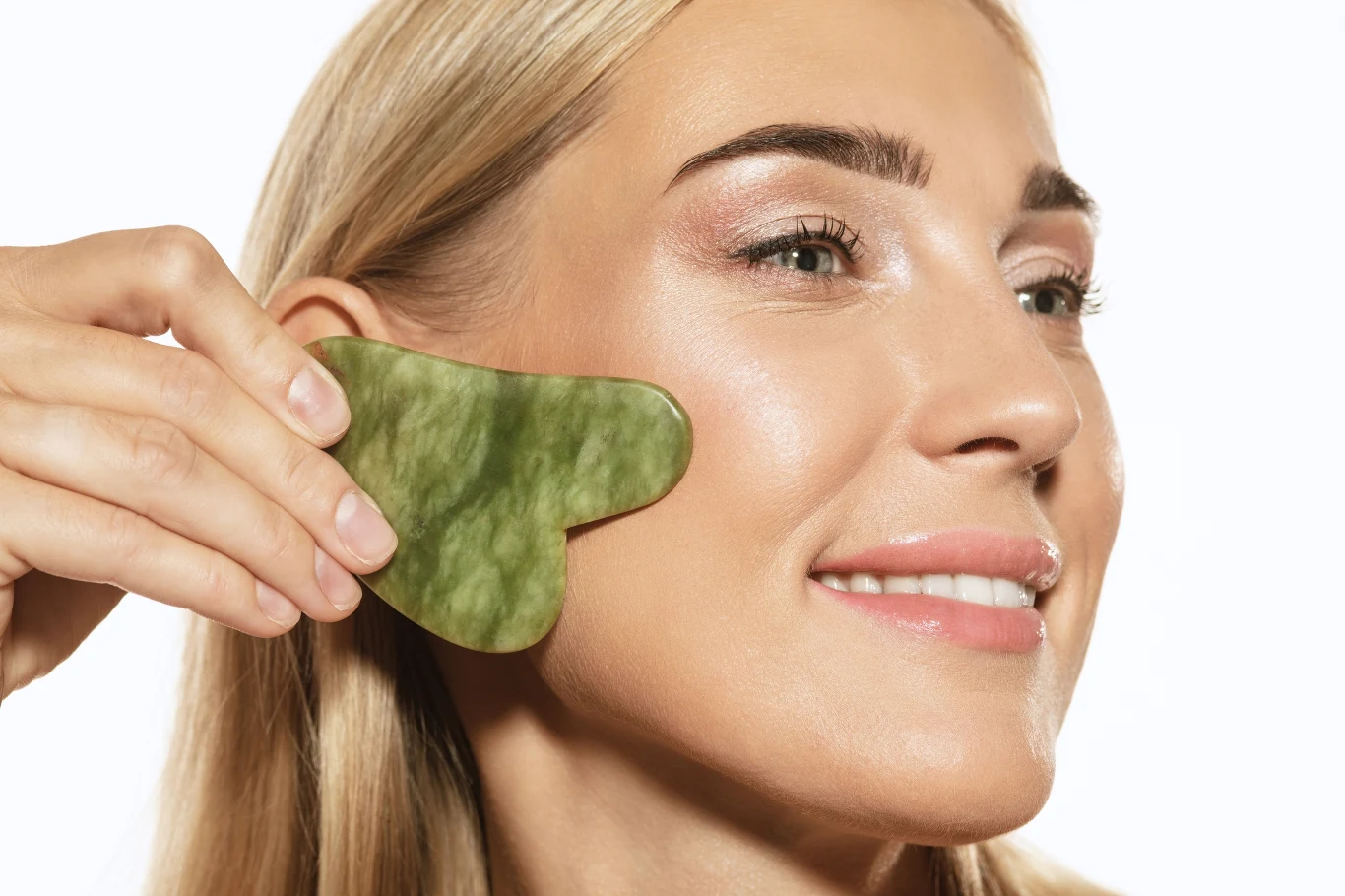 Masaż kamieniem Gua Sha to prawdziwy hit w pielęgnacji twarzy. Jak używać tej niepozornej płytki? Masaż kamieniem Gua Sha to prawdziwy hit w pielęgnacji twarzy. Jak używać tej niepozornej płytki?