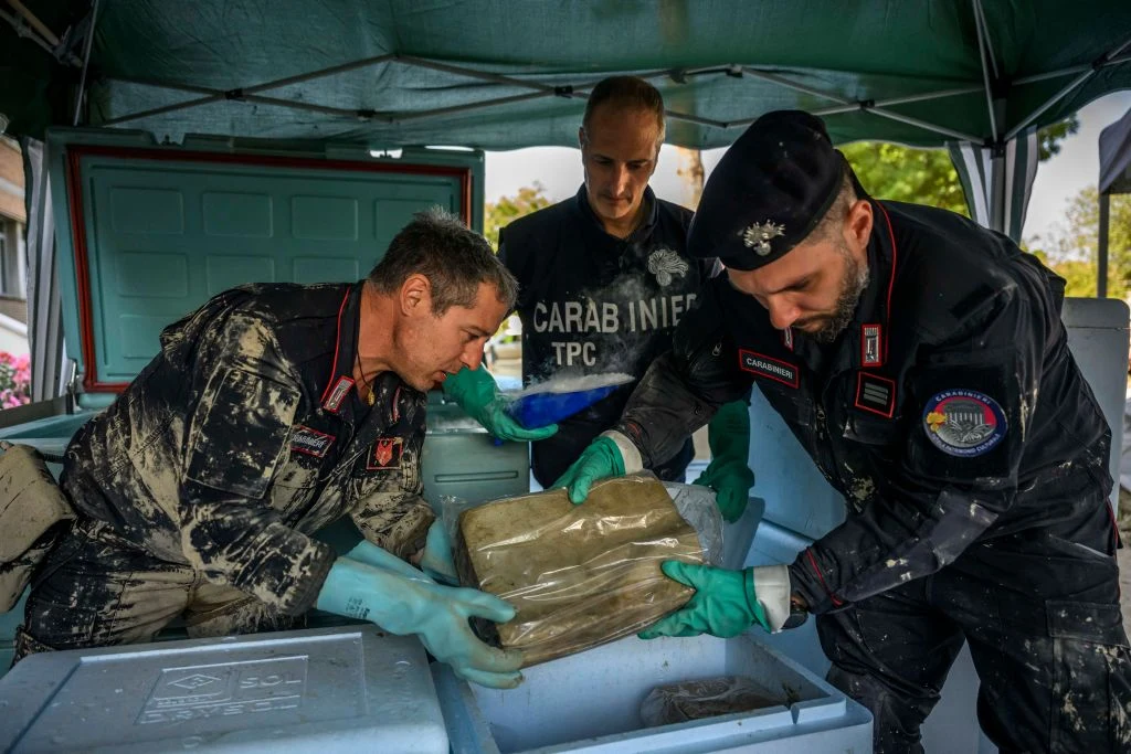 Aby uchronić bezcenne księgi przed zniszczeniem, są one czyszczone i zamrażane 