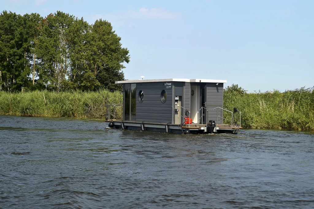 Pływające houseboaty to świetne rozwiązanie dla miłośników wypoczynku nad wodą