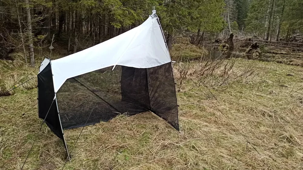 W polskich górach pojawiły się niewielkie, tajemnicze namioty. Do czego służą? Przyrodnicy ostrzegają, żeby do nich nie podchodzić i ich nie dotykać