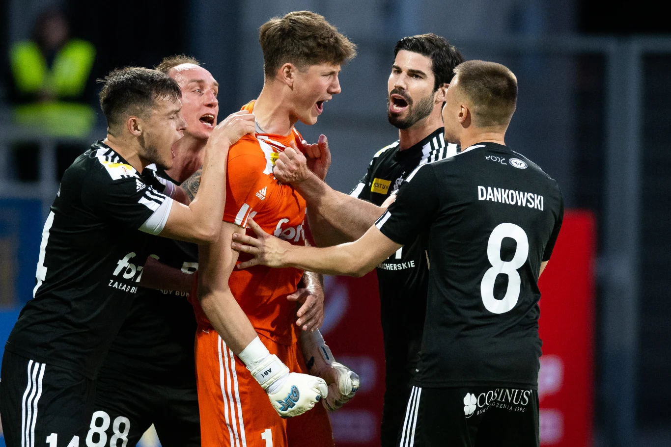 Aleksander Bobek odbiera gratulacje od kolegów z ŁKS
