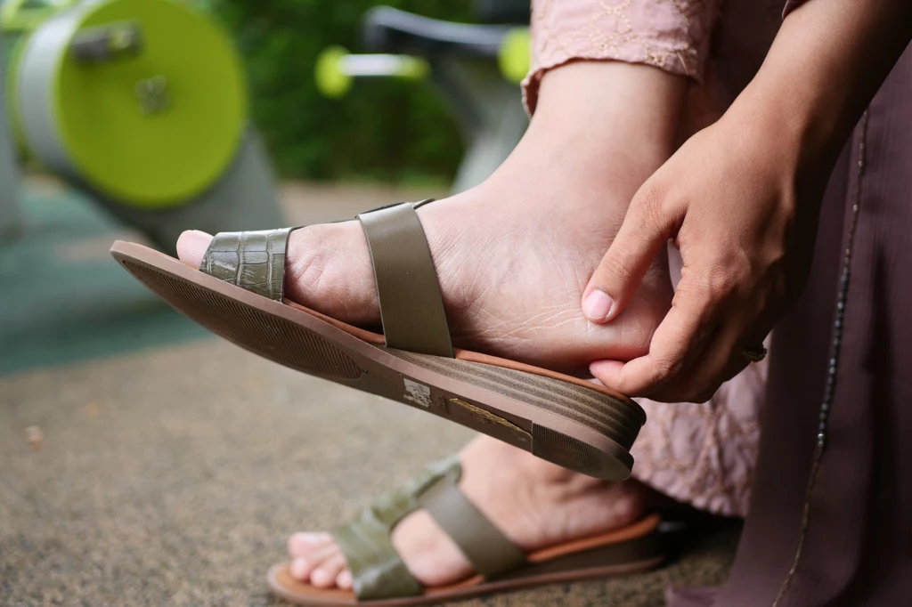 W stosowaniu sody oczyszczonej na stopy ważna jest regularność. Peeling lub kąpiel stosuj raz w tygodniu 
