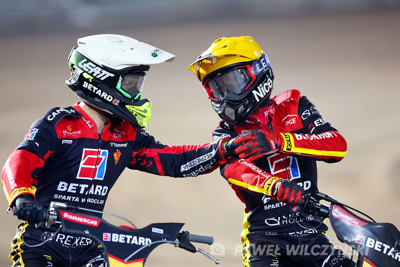 Na zdjęciu: Artiom Łaguta (kask biały), Piotr Pawlicki (kask żółty).