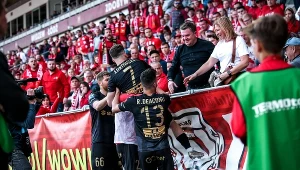 Korona uratowana. Po blamażu piłkarze Widzewa wygwizdani