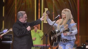 Maryla Rodowicz odebrała nagrodę z rąk Edwarda Miszczaka podczas Polsat SuperHit Festiwal 2023