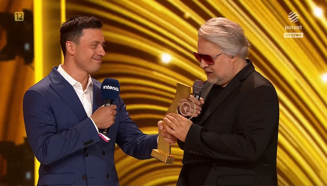Redaktor naczelny Interii Piotr Witwicki wręczył nagrodę Arturowi Gadowskiemu Redaktor naczelny Interii Piotr Witwicki wręczył nagrodę Arturowi Gadowskiemu