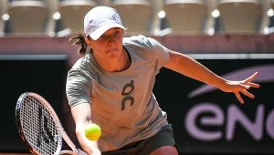 Iga Świątek podczas treningu na kortach Rolanda Garrosa