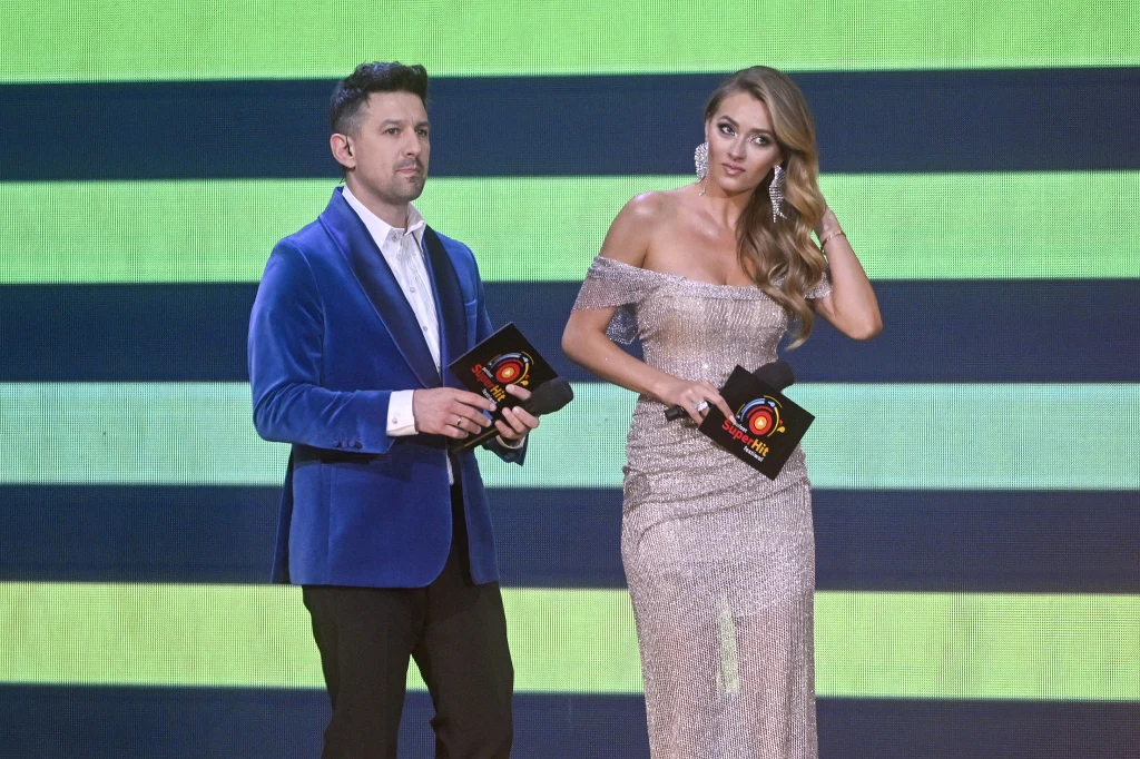 Marcelina Zawadzka podczas pierwszego dnia Polsat SuperHit Festiwal, na zdj. z Maciejem Rockiem Marcelina Zawadzka podczas pierwszego dnia Polsat SuperHit Festiwal, na zdj. z Maciejem Rockiem