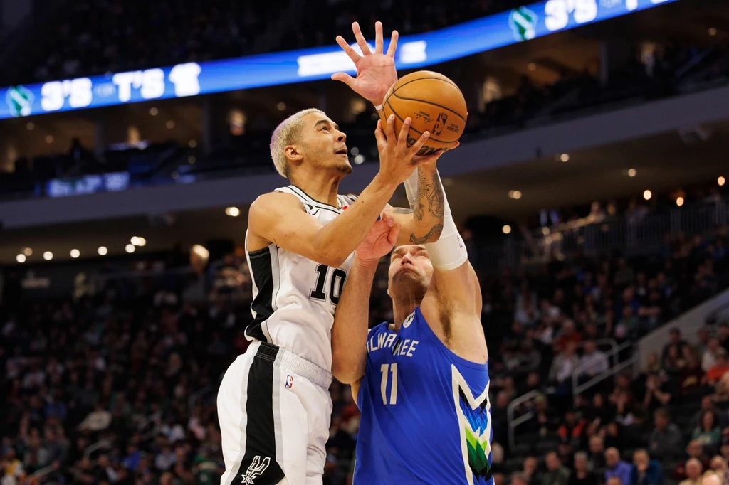 Jeremy Sochan w meczu z Milwaukee Bucks. Jeff Hanisch/Sipa USA Jeremy Sochan w meczu z Milwaukee Bucks. Jeff Hanisch/Sipa USA