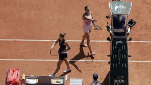 Marta Kostiuk (bliżej) i Aryna Sabalenka nie uścisnęły sobie rąk po meczu pierwszej rundy