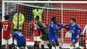 Piłkarze Chelsea (niebieskie stroje) w meczu z Manchesterem United