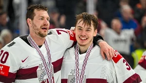 Miks Indrasis (z lewej) i Arturs Silovs świętują zdobycie brązowego medalu