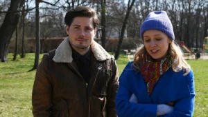 Gutek (Piotr Bondyra) wpadnie w oko Kasi (Elżbieta Trzaskoś), siostry komisarza Sochonia (Jacek Knap)