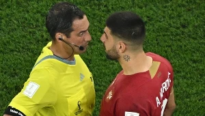 Aleksandar Mitrović (z lewej) ma dwie specjalności - zdobywanie bramek i kłótnie z arbitrami 