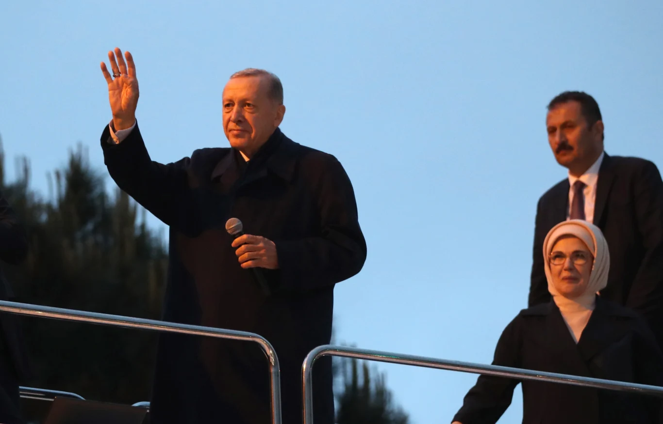 Prezydent Recep Tayyip Erdogan pozdrawia wiwatujących zwolenników przed jego domem w Stambule, 28 maja 2023 roku Prezydent Recep Tayyip Erdogan pozdrawia wiwatujących zwolenników przed jego domem w Stambule, 28 maja 2023 roku