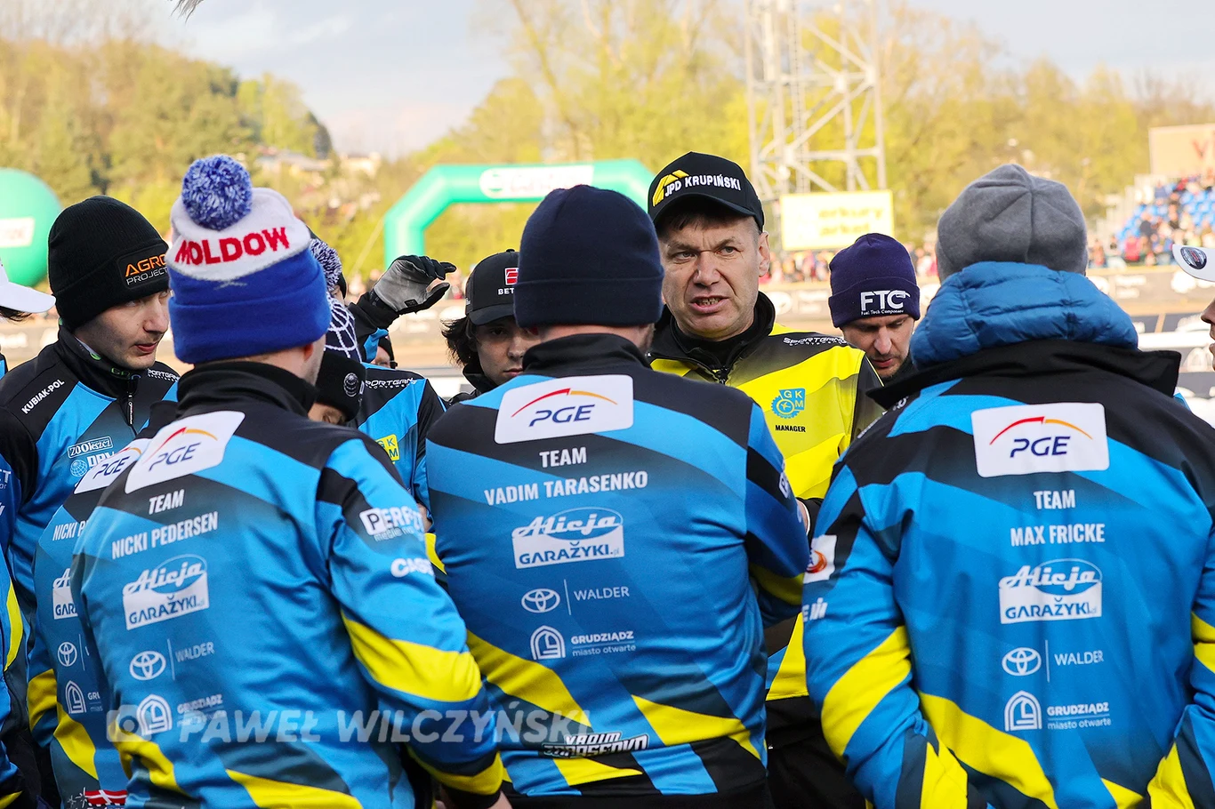 Na zdjęciu: Trener Janusz Ślączka na odprawie.