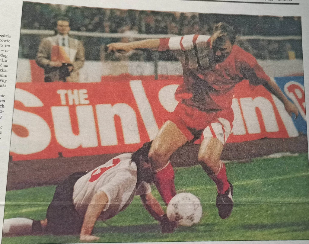 Dariusz Adamczuk podczas meczu Polska - Anglia w Chorzowie w 1993 r. - okładka Przeglądu Sportowego